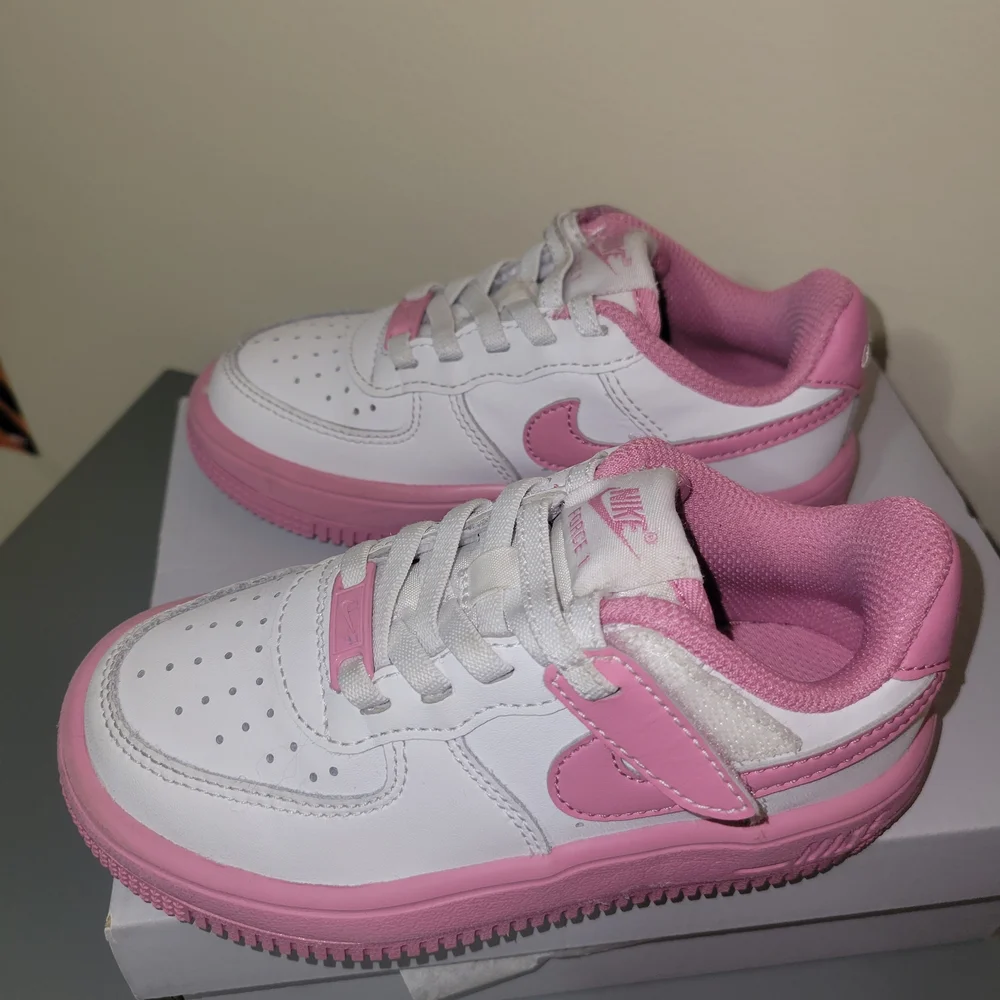 Girls Nike Air Force 1 Low Pink and White Sneakers - Picture 4 of 8